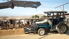 168车极速查询 Monarch Tractor on a dairy